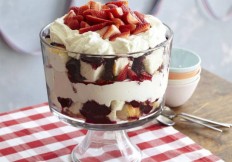 637113_red-white-blueberry-trifle_s4x3_jpg_rend_sni18col